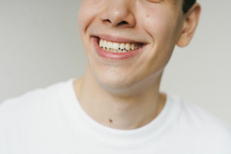 Sourire d'un patient après la pose d'une couronne dentaire