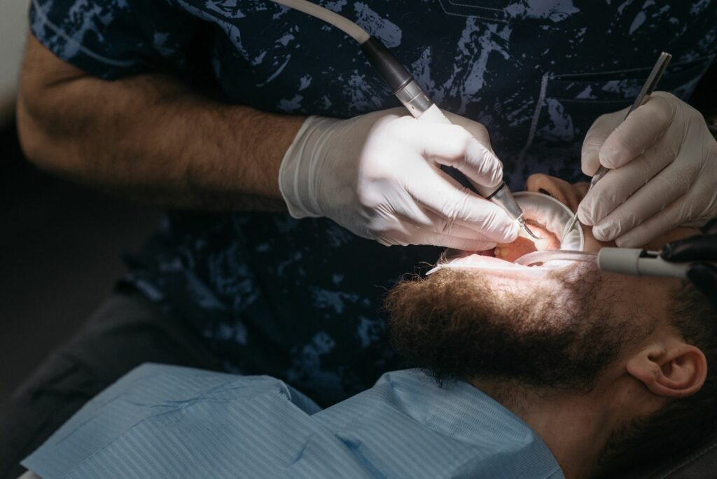 Chirurgien-dentiste examinant les gencives d'un patient