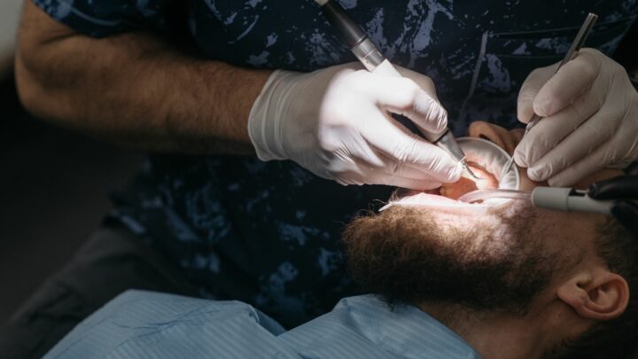Chirurgien-dentiste examinant les gencives d'un patient