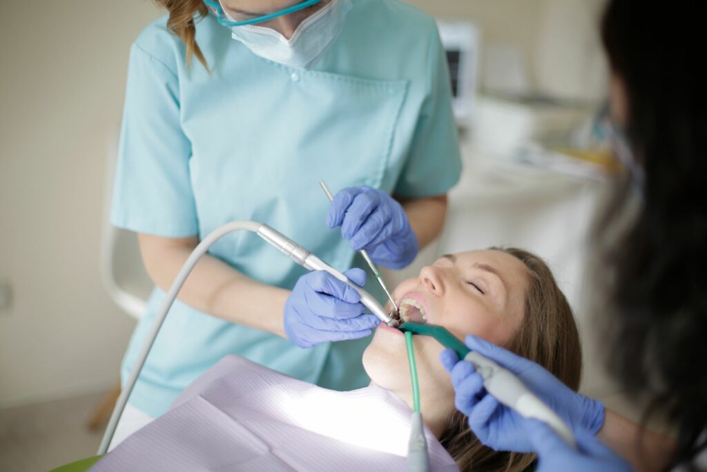 Chirurgien-dentiste réalisant un traitement de canal sur un patient